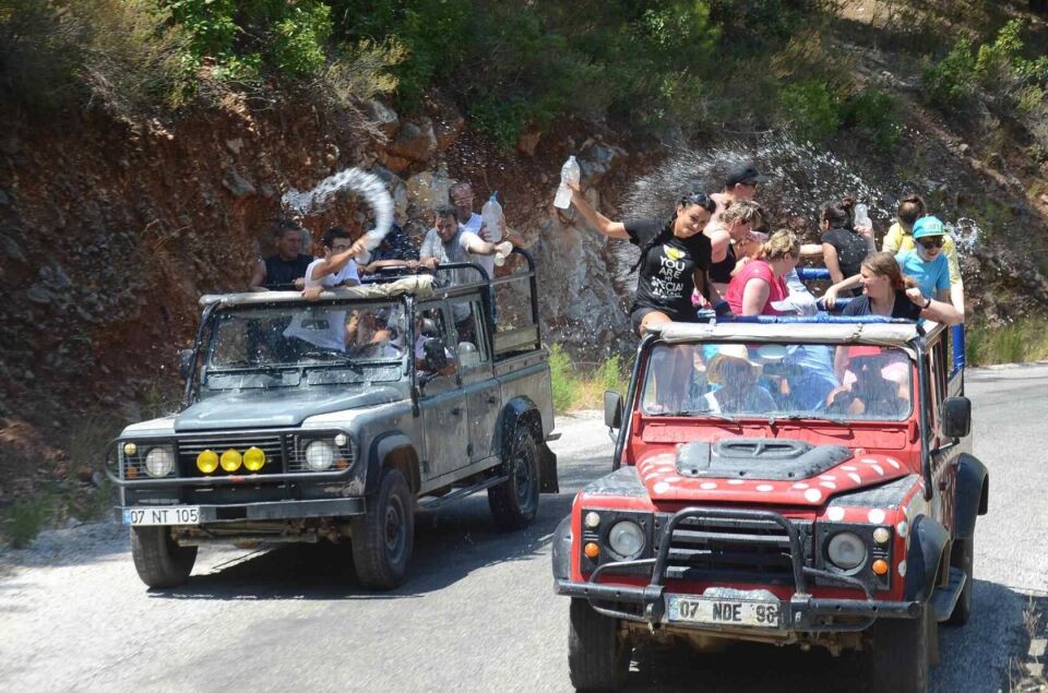 Kemer Çıkışlı Jeep Safari Turu (2200 metre)